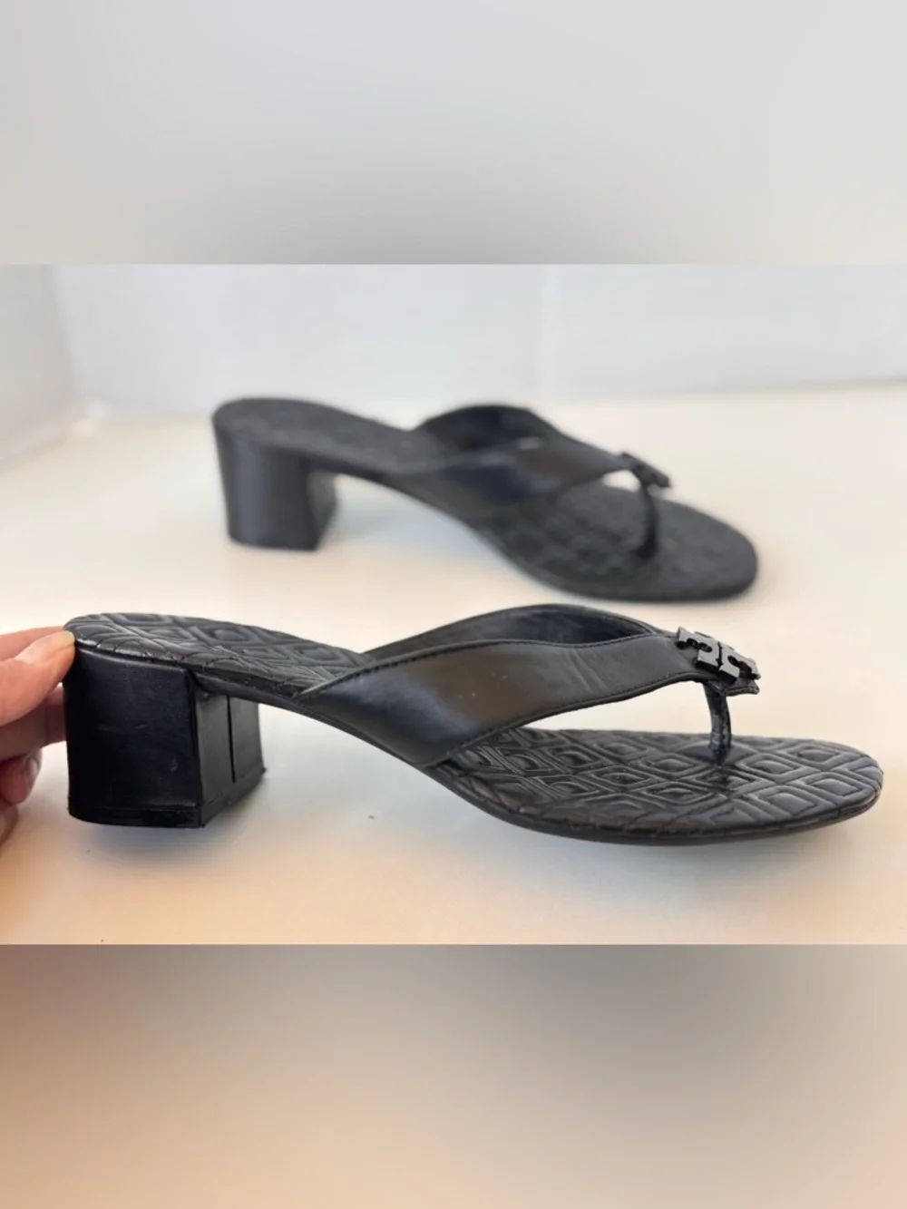 Tory Burch Black Pewter Leather Maybell Logo Thong Slip On Heel Sandals Size 7